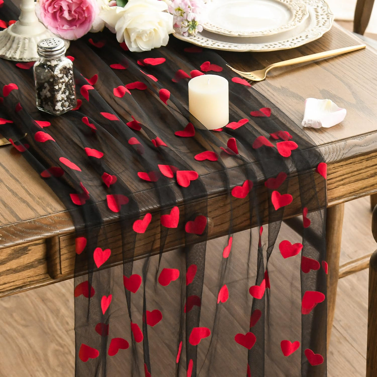 Artoid Mode corredor de mesa con corazones negro y rojo, ideal para cenas decorativas.