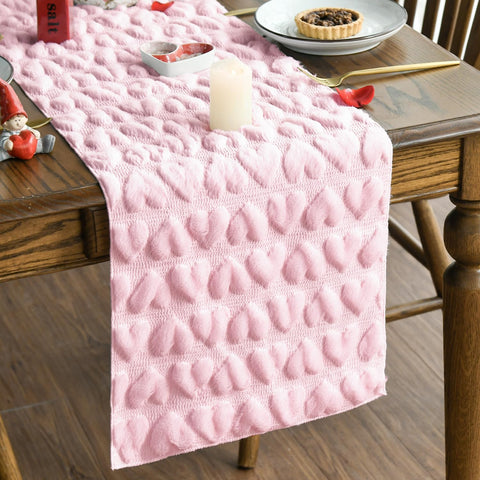 Artoid Mode corredor de mesa con corazón rosa suave, ideal para cenas románticas en casa.