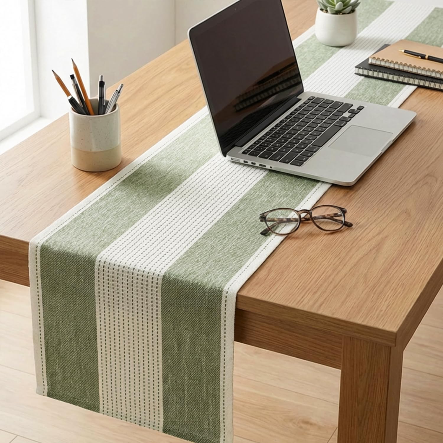 Artoid Mode Corredor de mesa Salvia Verde sobre mesa, lista para eventos.
