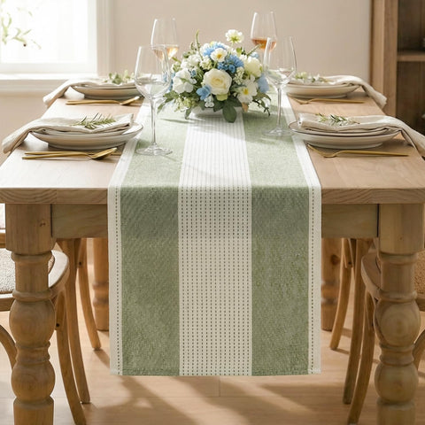 Artoid Mode Corredor de mesa Salvia Verde en mesa de comedor, ideal para cenas decorativas.