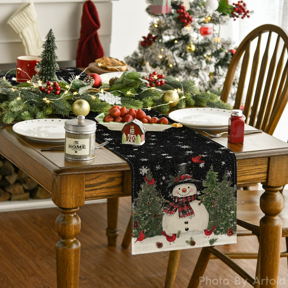 Artoid Mode, corredor de mesa con árboles navideños, aporta color y ambiente festivo.
