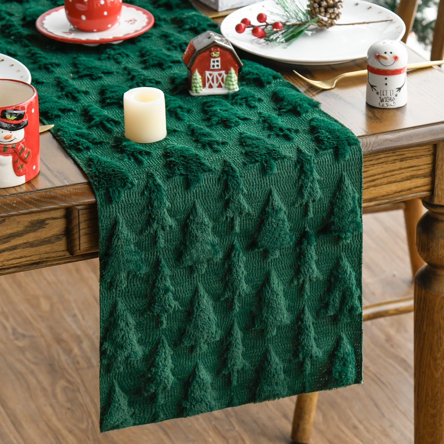 Corredor de mesa Artoid Mode con pelo suave y acabado verde navideño.