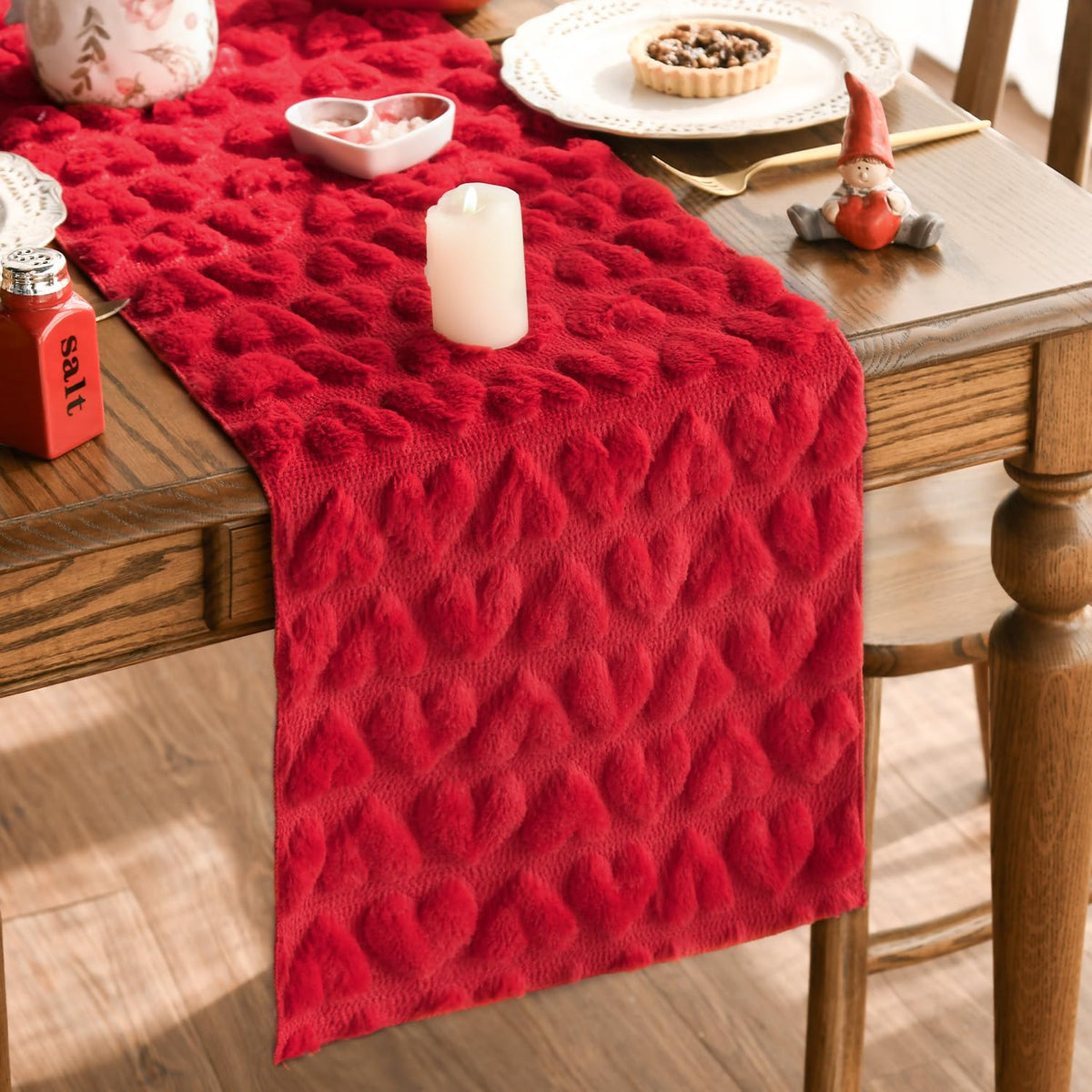 Artoid Mode, corredor de mesa peluche rojo con corazón, ideal para decorar San Valentín.