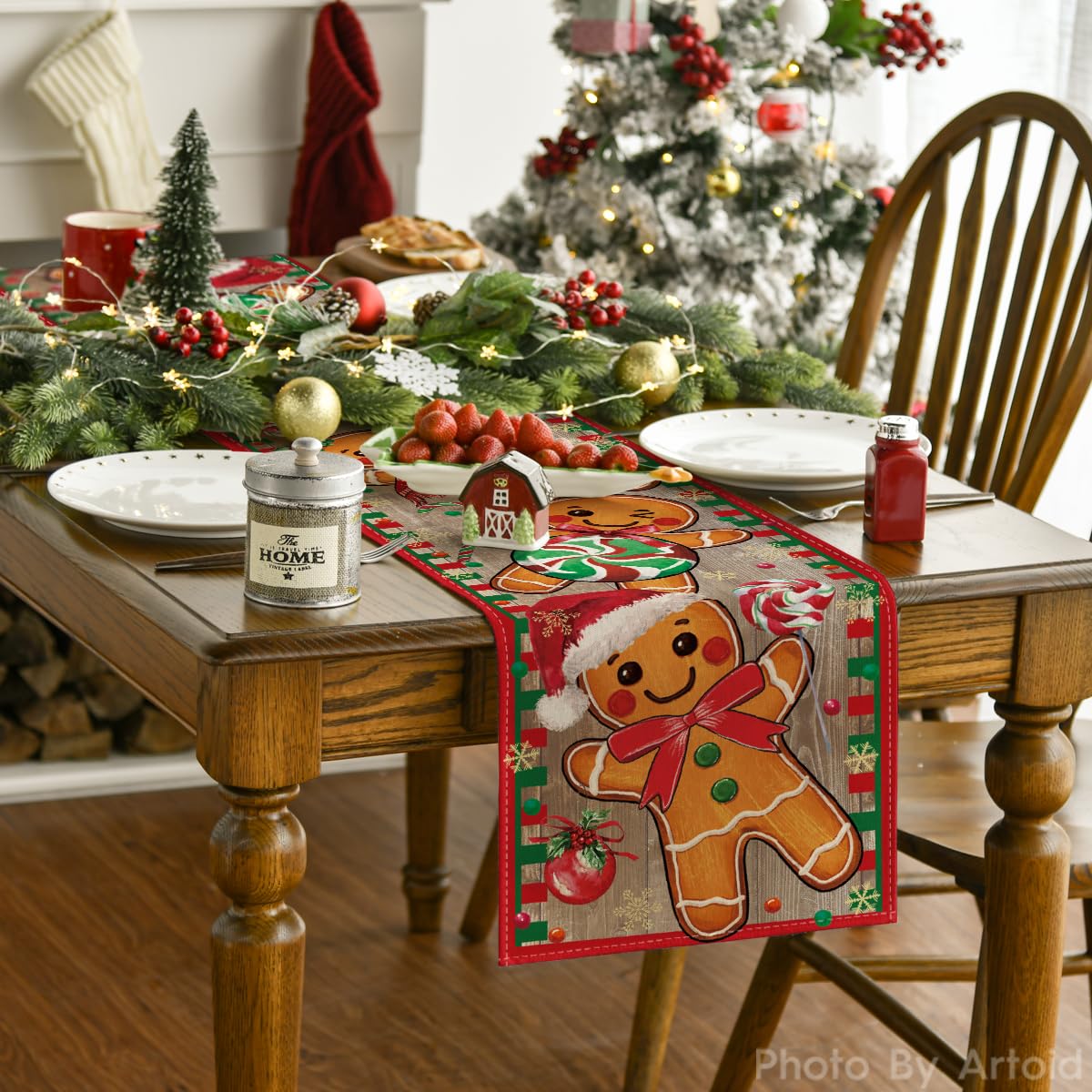 Artoid Mode primer plano del patrón navideño jengibre y bastones, embellece cualquier mesa.