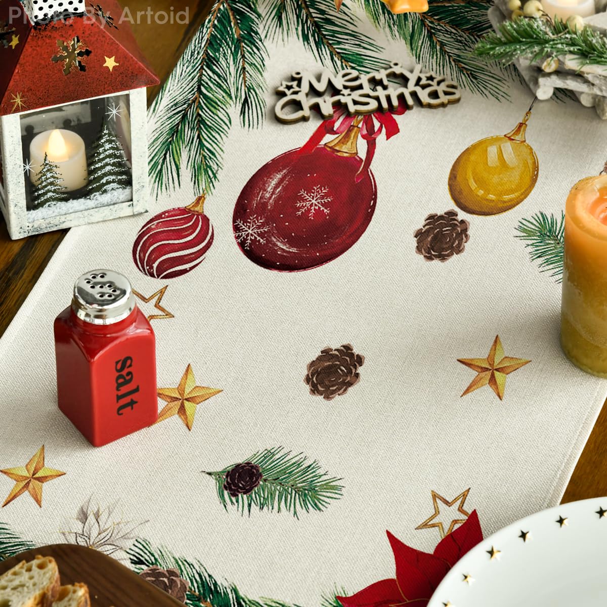 Artoid Mode diseño con bolas navideñas, crea ambiente festivo en la cena.