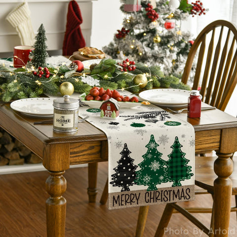 Artoid Mode dibujo navideño de pinos y copos, crea ambiente festivo.