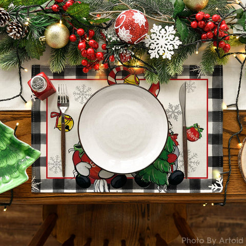 Bolas navideñas Artoid Mode resaltan en la mesa para celebraciones