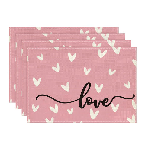 Manteles Artoid Mode con corazones rosados para proteger la mesa.