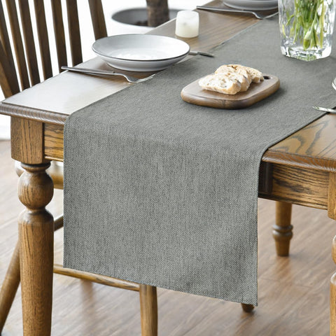 Mantel Artoid Mode gris claro 13x72 protege la mesa y añade estilo.