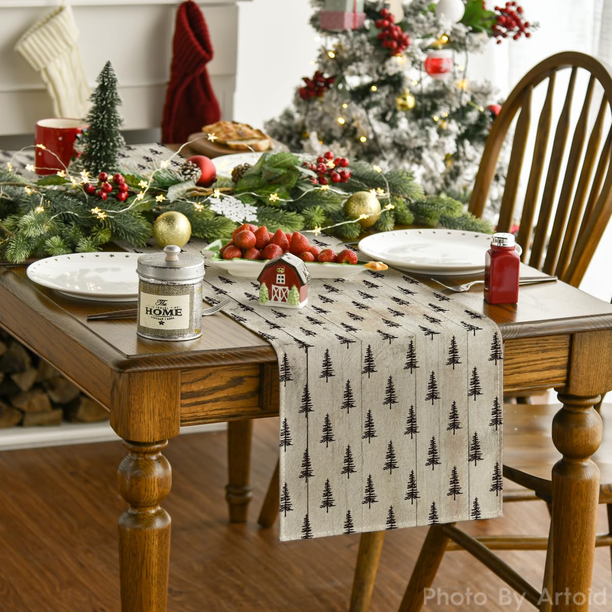 Artoid Mode mantel navideño colorido aporta estilo a la mesa para fiestas.