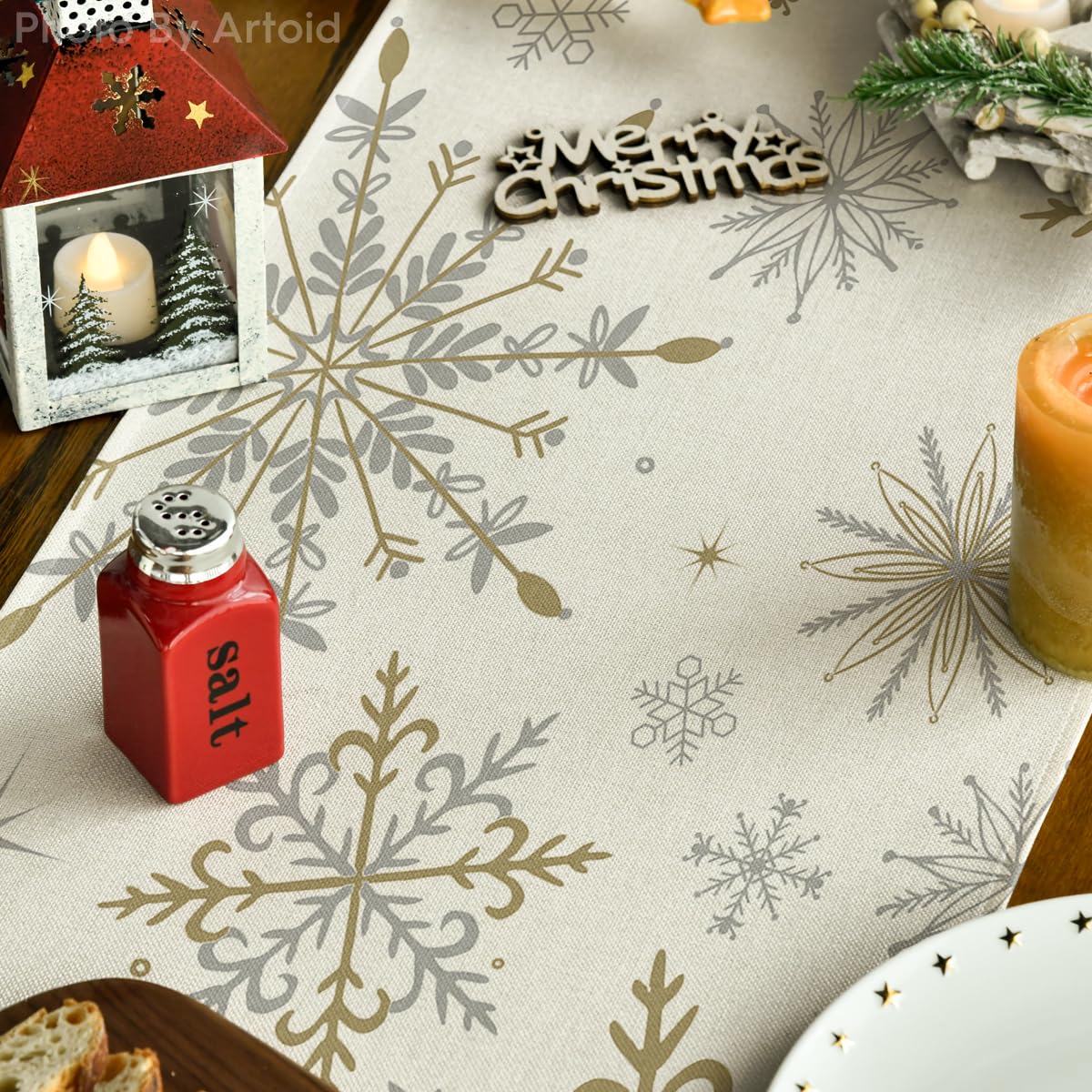 Artoid Mode presenta patrón copos de nieve beige para ambientación navideña.