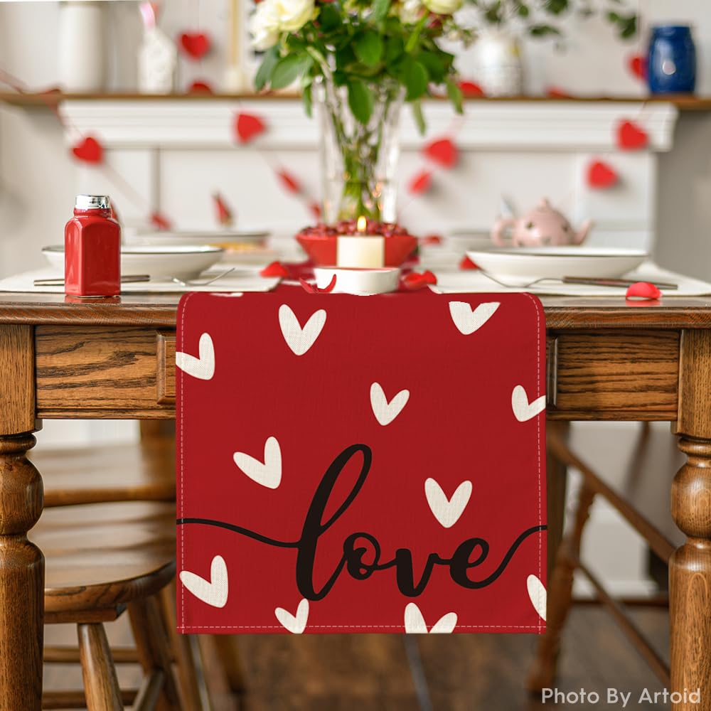 Artoid Mode Red Love camino de mesa, estampado vibrante para ocasiones especiales.
