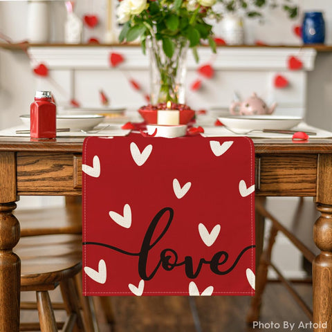 Artoid Mode Red Love camino de mesa, estampado vibrante para ocasiones especiales.