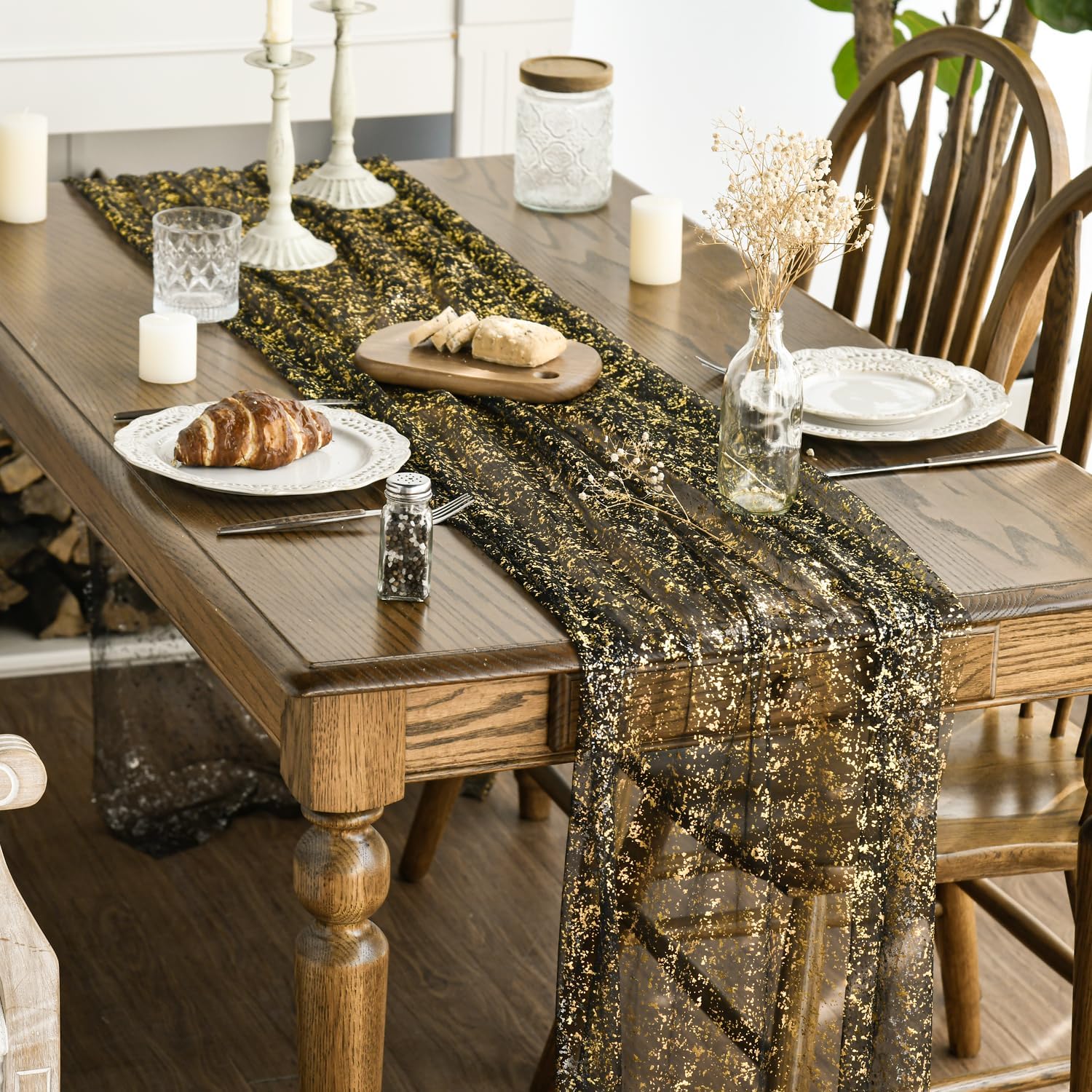 Artoid Mode runner de mesa transparente con brillo dorado, perfecto para decoraciones festivas.