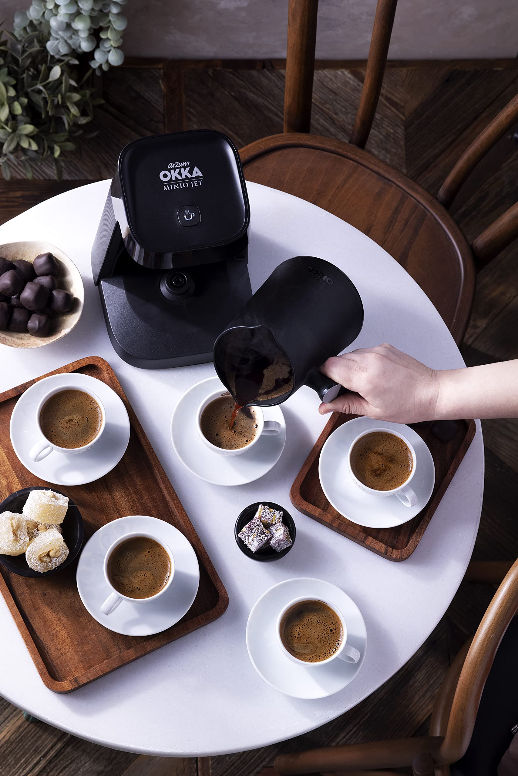 Arzum Okka Jet capacidad de cinco tazas, ideal para reuniones rápidas.
