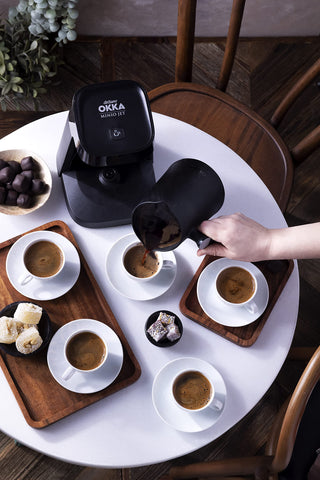 Arzum Okka Jet capacidad de cinco tazas, ideal para reuniones rápidas.