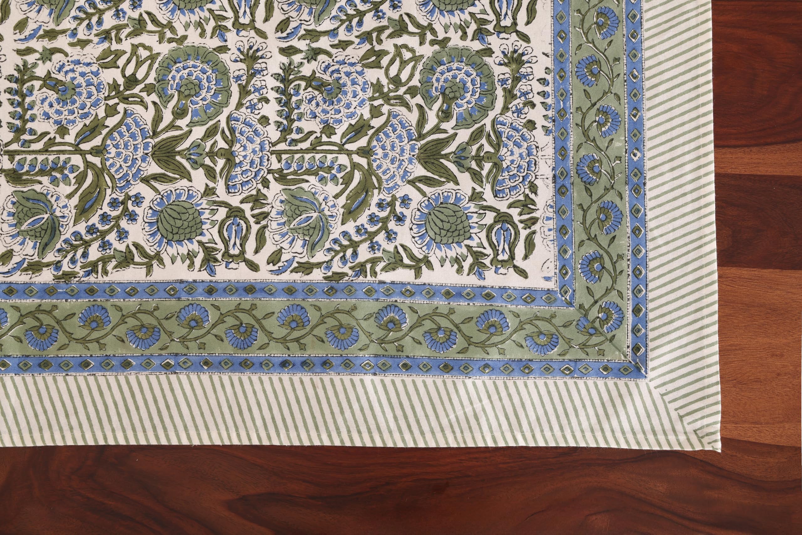 Acabado de dobladillos limpio en mantel ATOSII Clover Blue