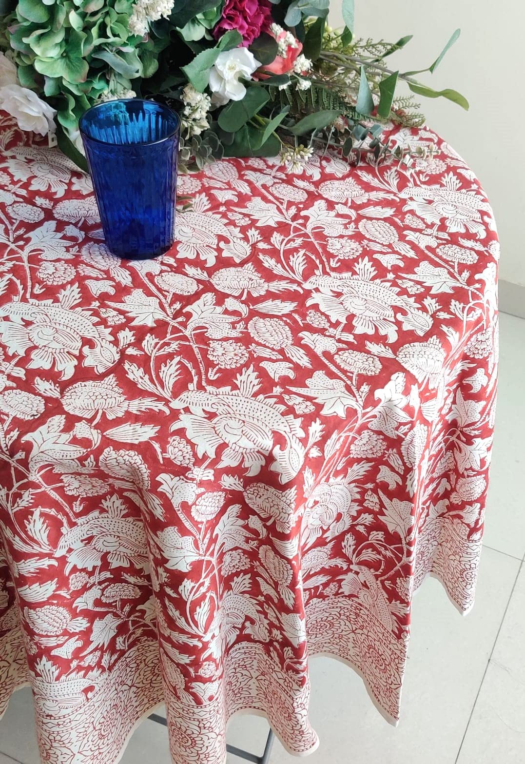 Versatilidad interior y exterior: mantel Meraki Rojo para eventos al aire libre
