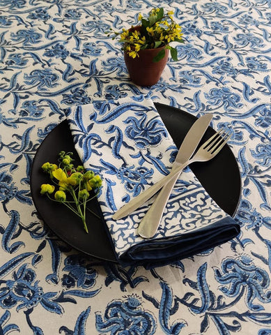 ATOSII Midnight Bloom: uso-diario-cena en mesa elegante.
