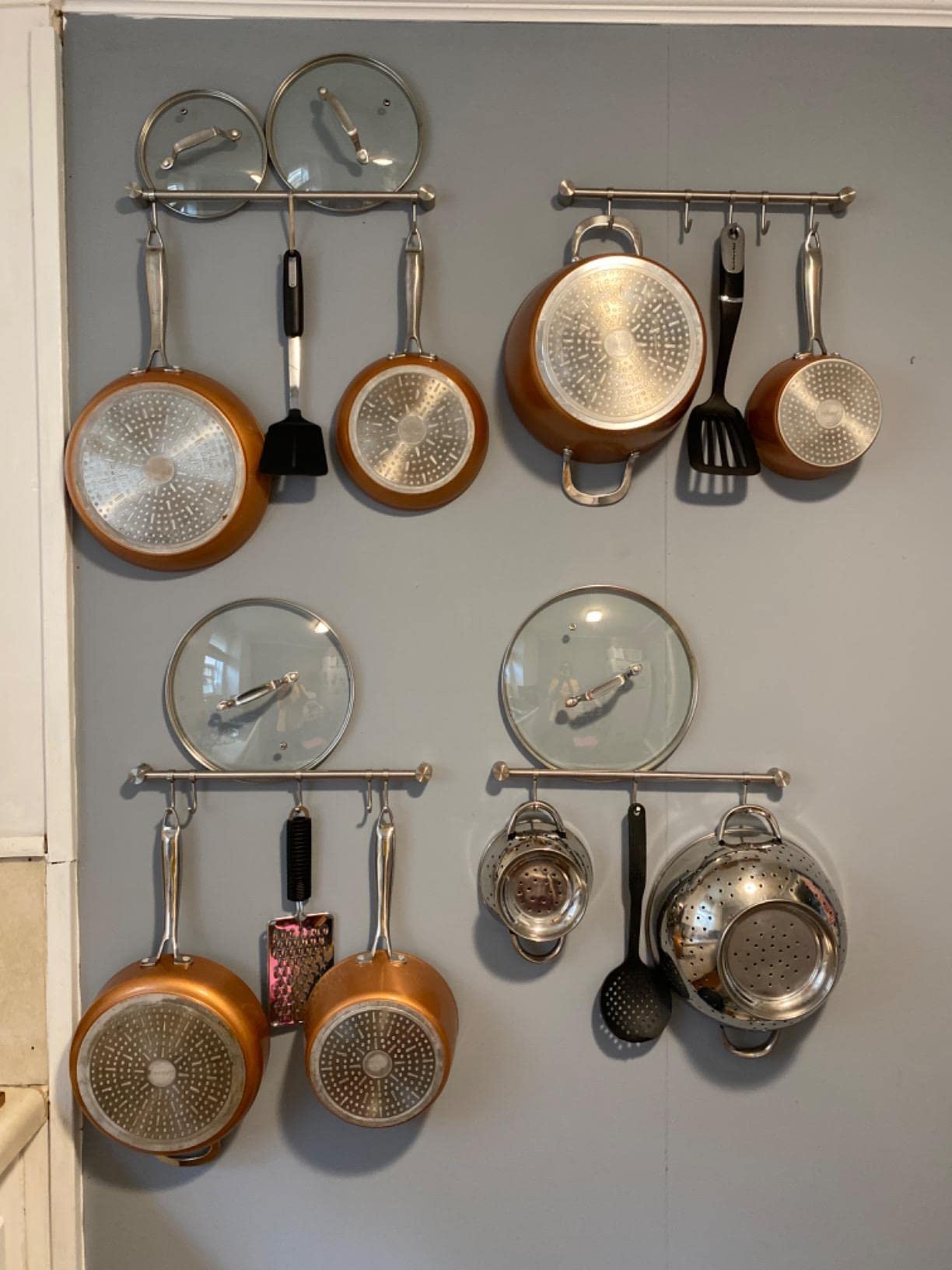 Audmore: acabado resistente a rasguños y fácil de limpiar para una cocina ordenada.
