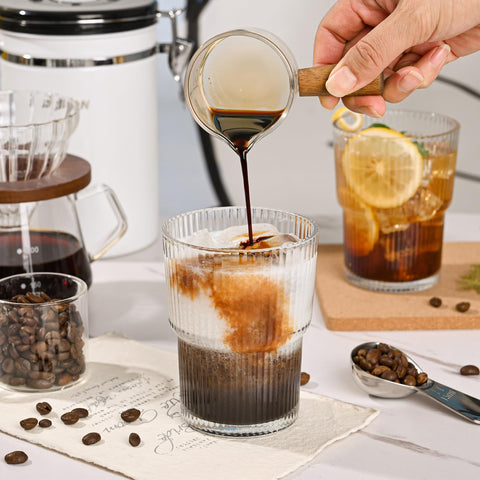 AUFXKOO diseño ergonómico de vaso estriado para agarre seguro.