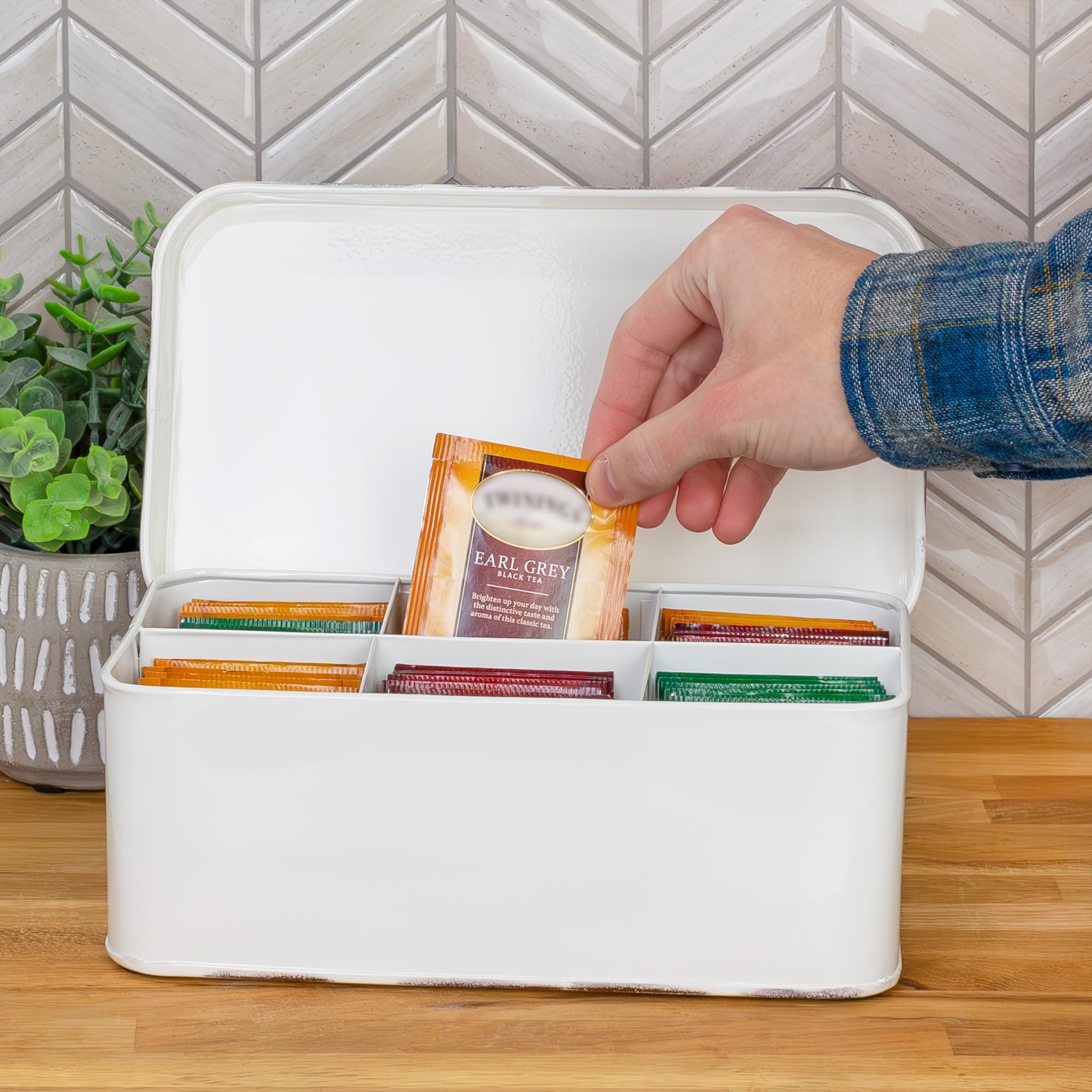 Caja de té AuldHome Design Farmhouse White, detalle lateral para almacenamiento práctico