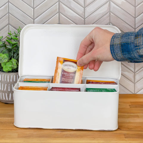 Caja de té AuldHome Design Farmhouse White, detalle lateral para almacenamiento práctico