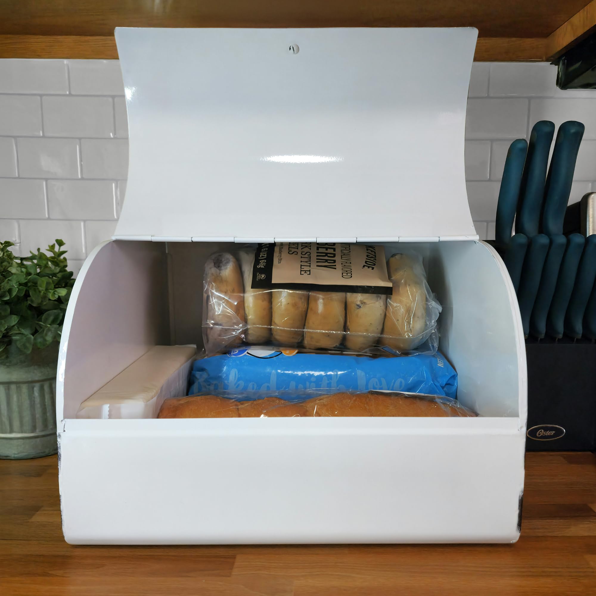Tapa levantable de AuldHome Design para abrir y cerrar la caja de pan con facilidad.
