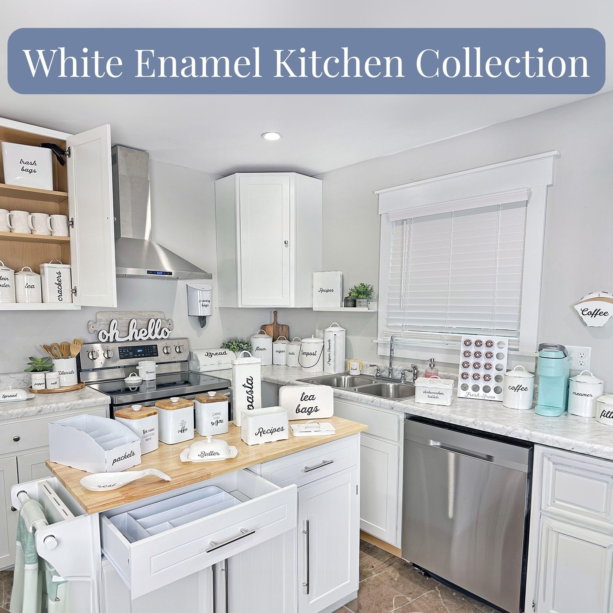 Aparador de cocina AuldHome con filtro en esmalte blanco para uso diario.