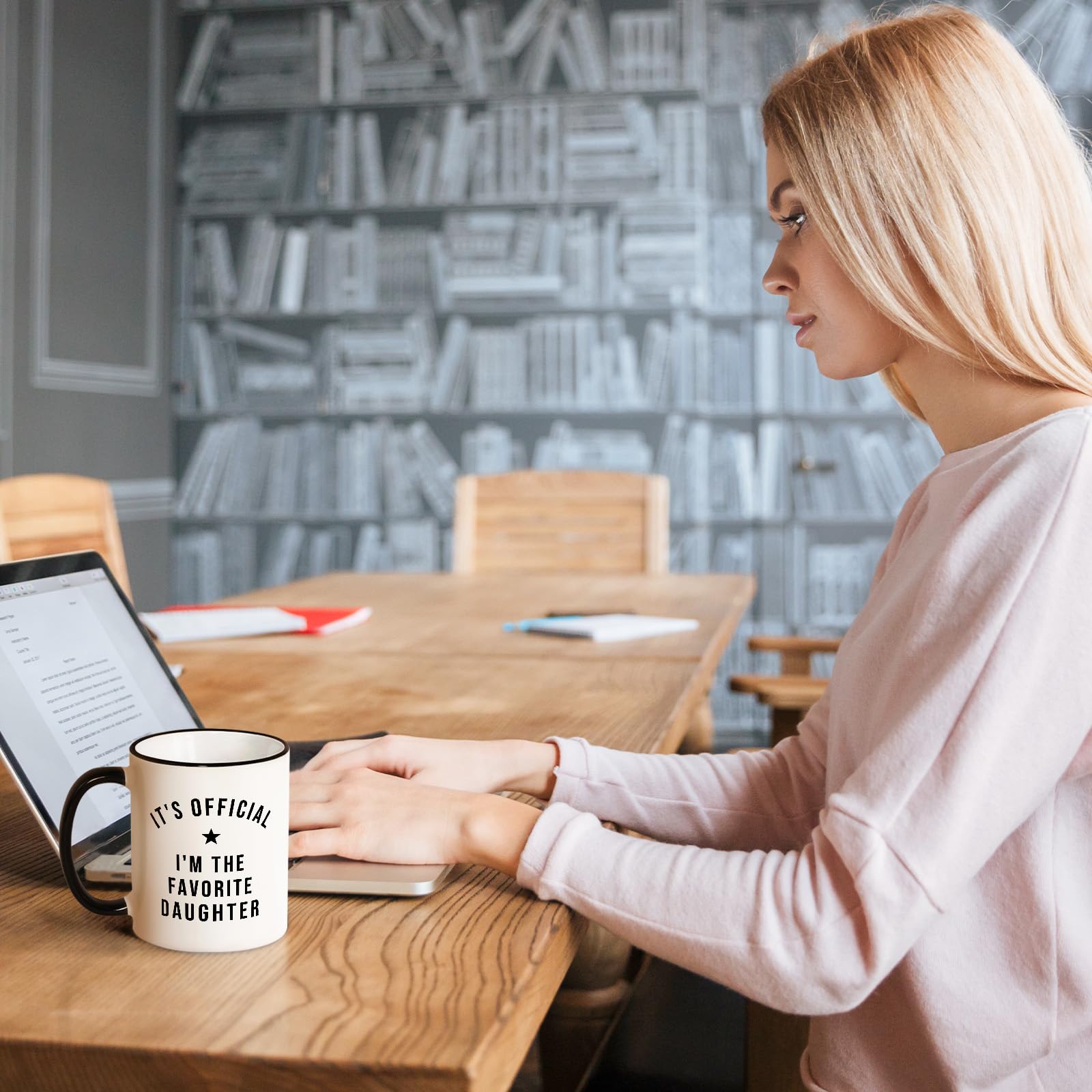 Aurahouse Taza Hija Favorita en mano, ideal para disfrutar café diario.