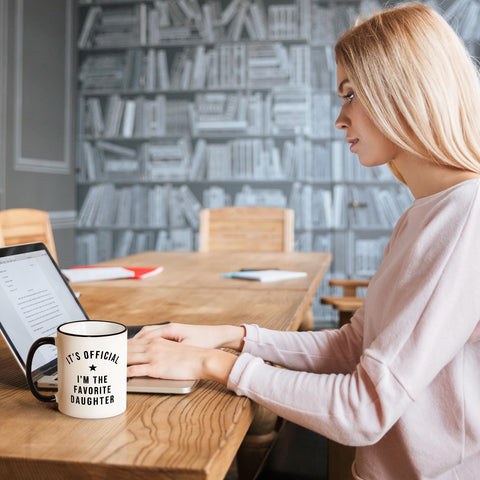 Aurahouse Taza Hija Favorita en mano, ideal para disfrutar café diario.