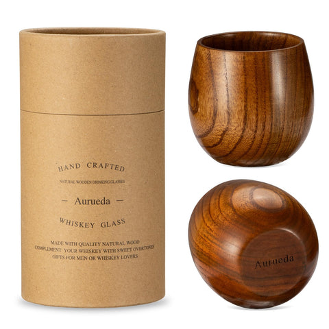 Vaso whisky Aurueda de madera, primer plano del grano, experiencia de alta gama.