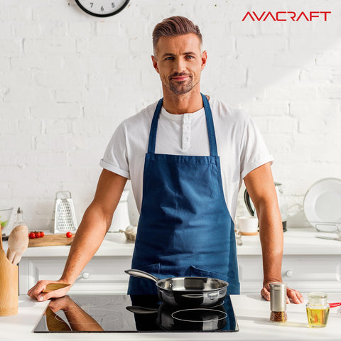 Exterior espejo de la sartén AVACRAFT 8 pulgadas aporta estilo a la cocina.