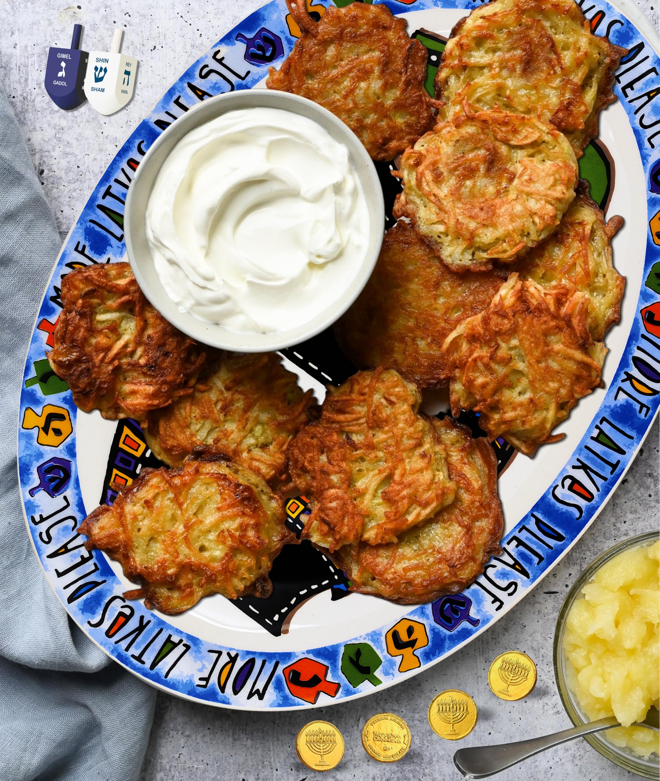 Bandeja Aviv Judaica para latkes, diseño dreidel, añade color festivo a la mesa.