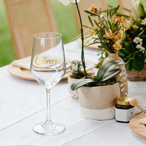 AW BRIDAL: diseño elegante para celebrar el compromiso en casa.