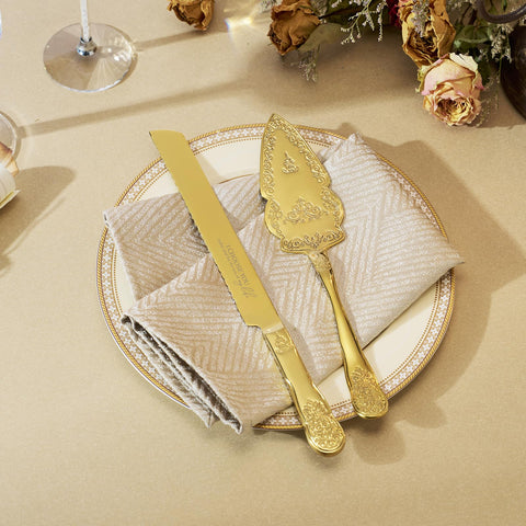 Cuchillo y pala en uso para cortar pastel durante la ceremonia