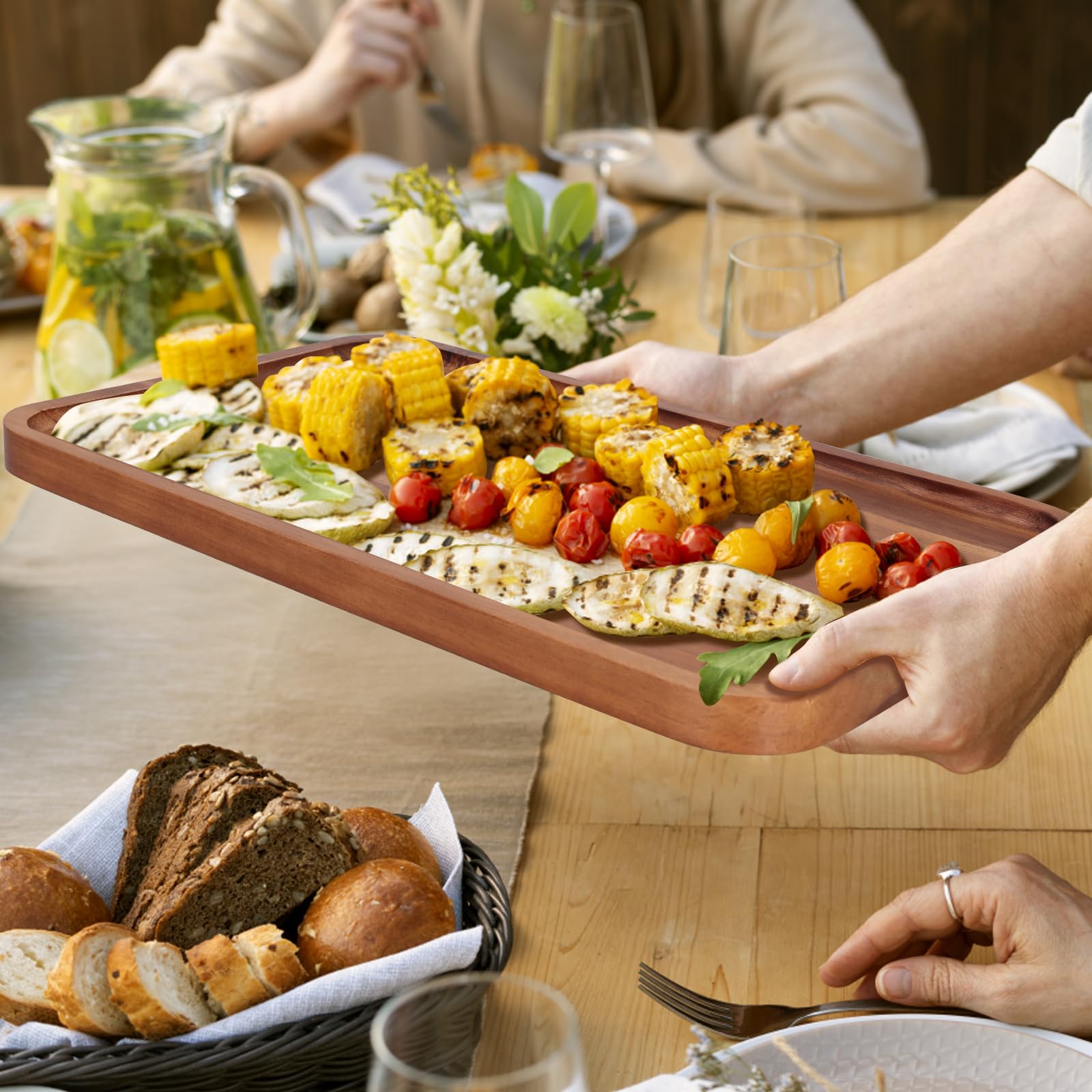 Bandeja para aperitivos Ayiaren en acacia, ideal para quesos y embutidos.