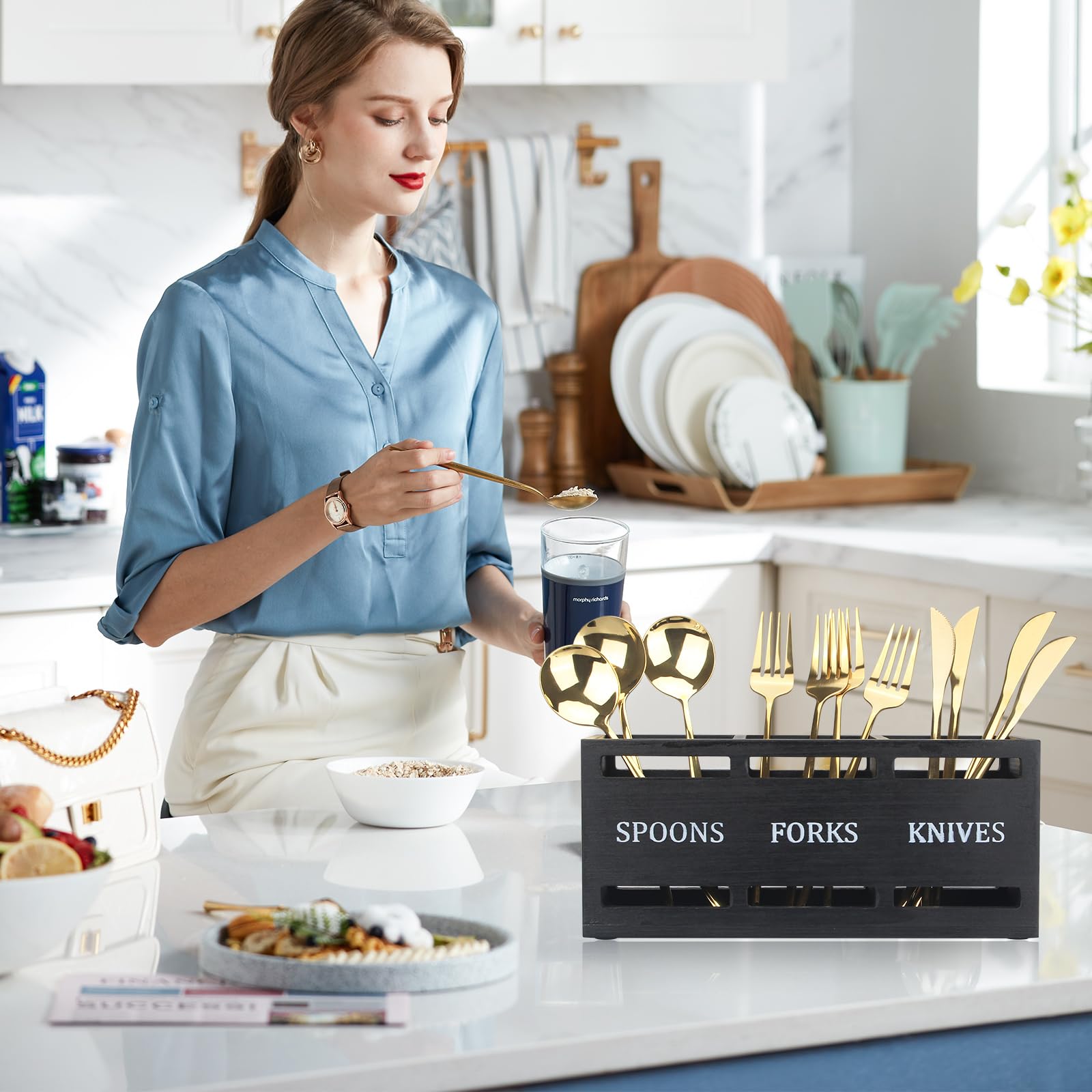 Ayiaren caddy en cocina, organización ordenada y acceso rápido a cubiertos.