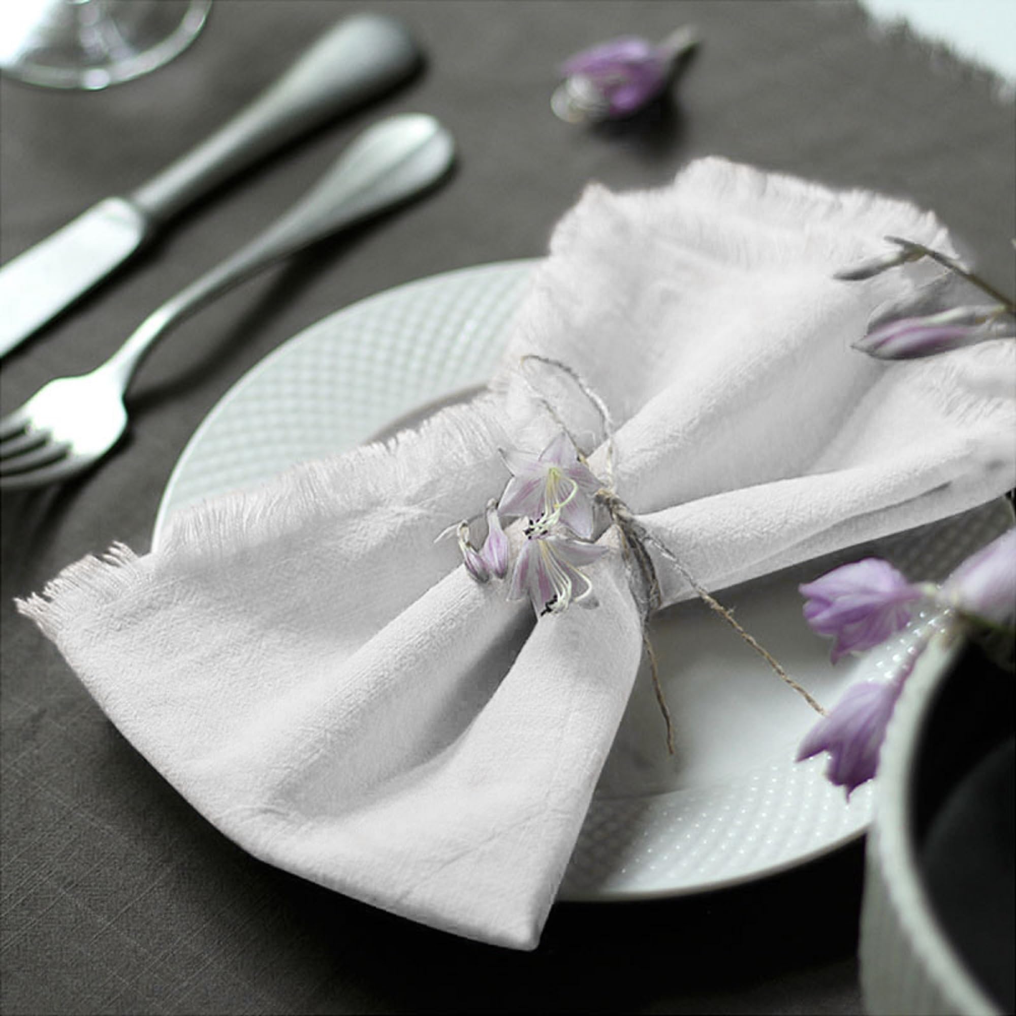 Ayuzawa servilleta de tela hecha a mano con franja, ideal para cenas elegantes.