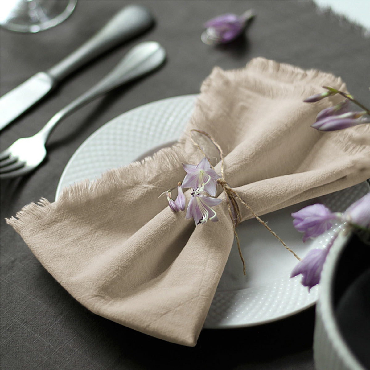 Ayuzawa servilletas de tela con franja beige, ideal para una mesa artesanal.
