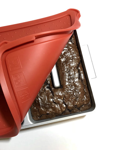 Baker's Edge cuña para 8x8 transforma el pan en porciones más pequeñas
