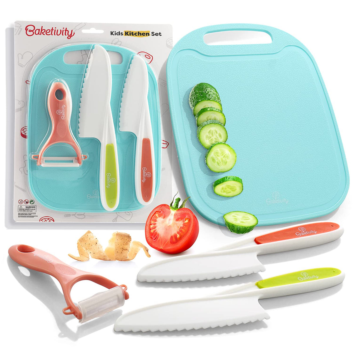 Baketivity cuchillos plásticos seguros para niños junto al tablero, ideal para cortar frutas y verduras con seguridad.