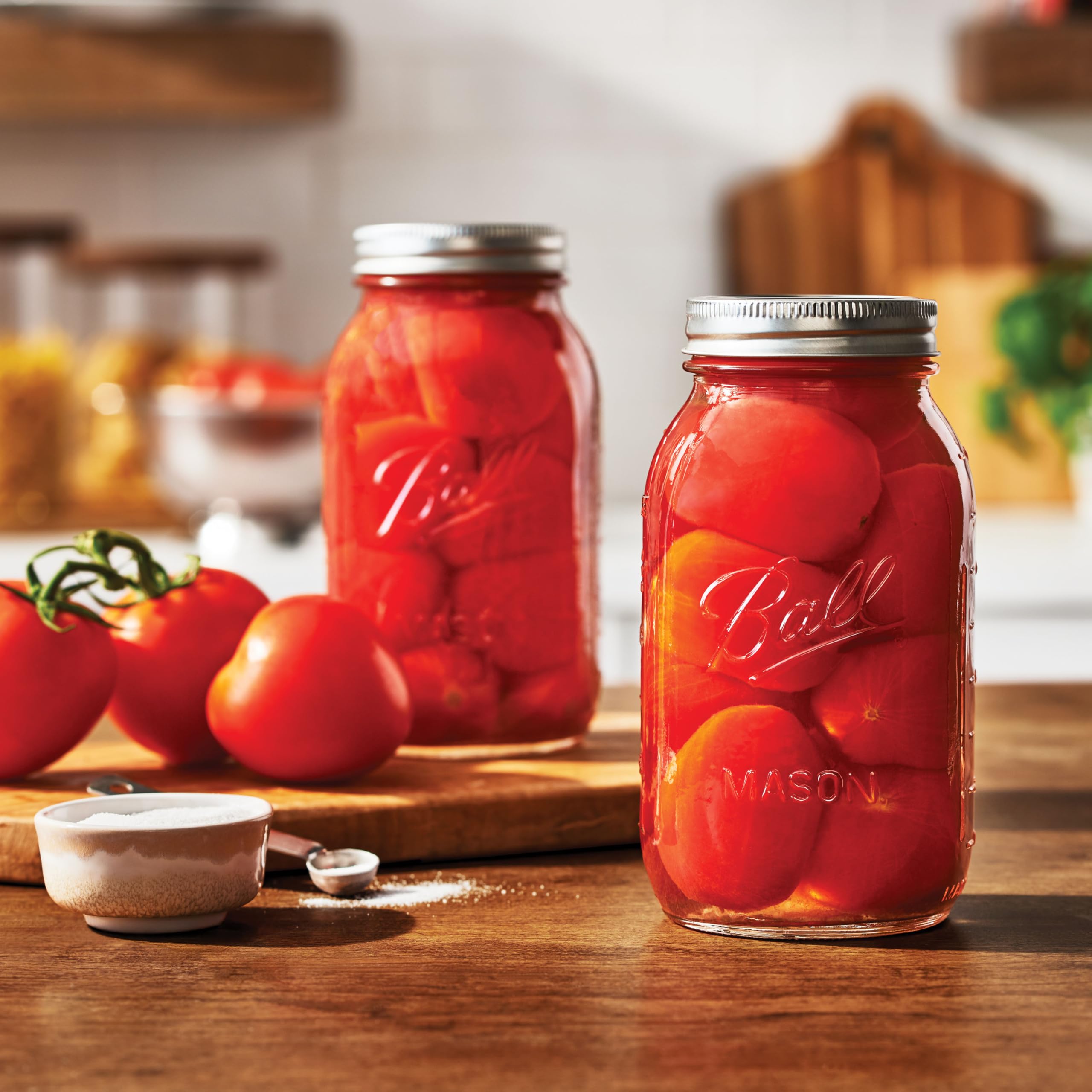 Frasco Ball con salsa de tomate, almacenamiento práctico y servicio en mesa.