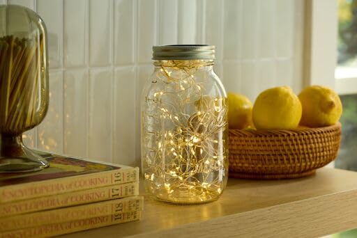 Ball frasco con encurtidos para conservar sabores caseros.