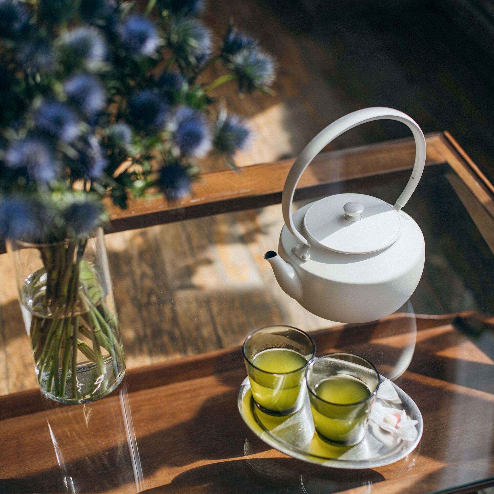 Vertido ergonómico y precise del BALMUDA MoonKettle para té delicado