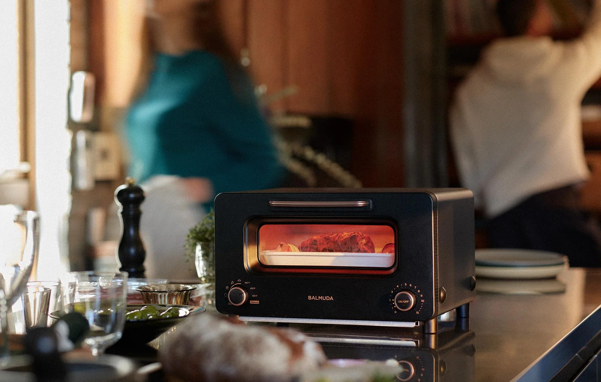 BALMUDA Toaster Pro muestra tecnología de vapor para pan crujiente y jugoso.