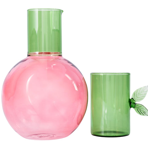 Ban.do jarra cristal cereza gigante, ideal para agua personal con estilo en la mesita.