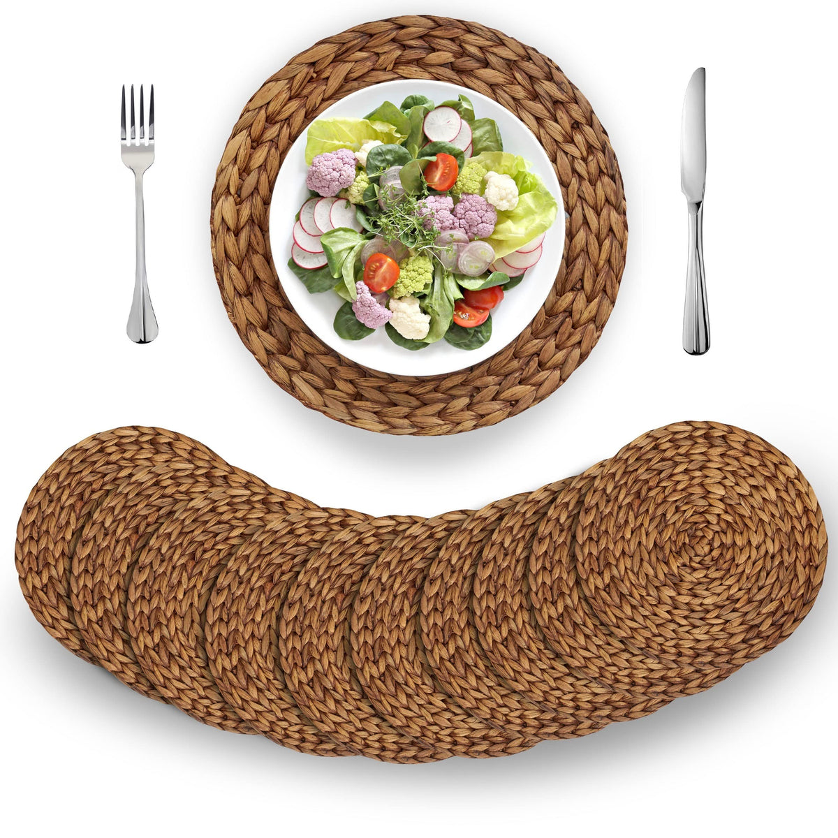 Barien individuales redondos de mimbre natural protegen la mesa con estilo.