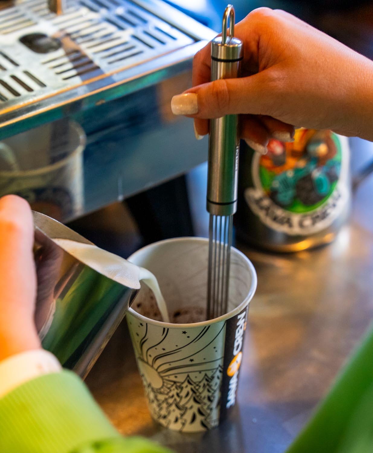 Baristir diseño latte art, facilita trazos limpios y crema estable.