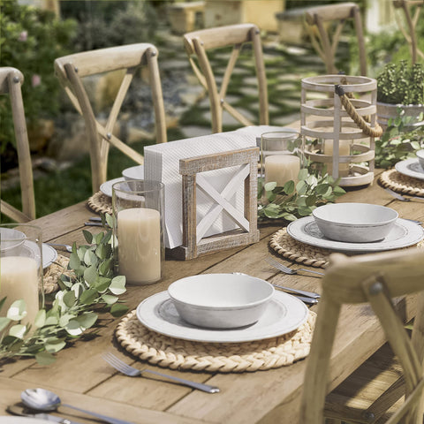 Detalle de acabado blanco en madera de Barnyard Designs.